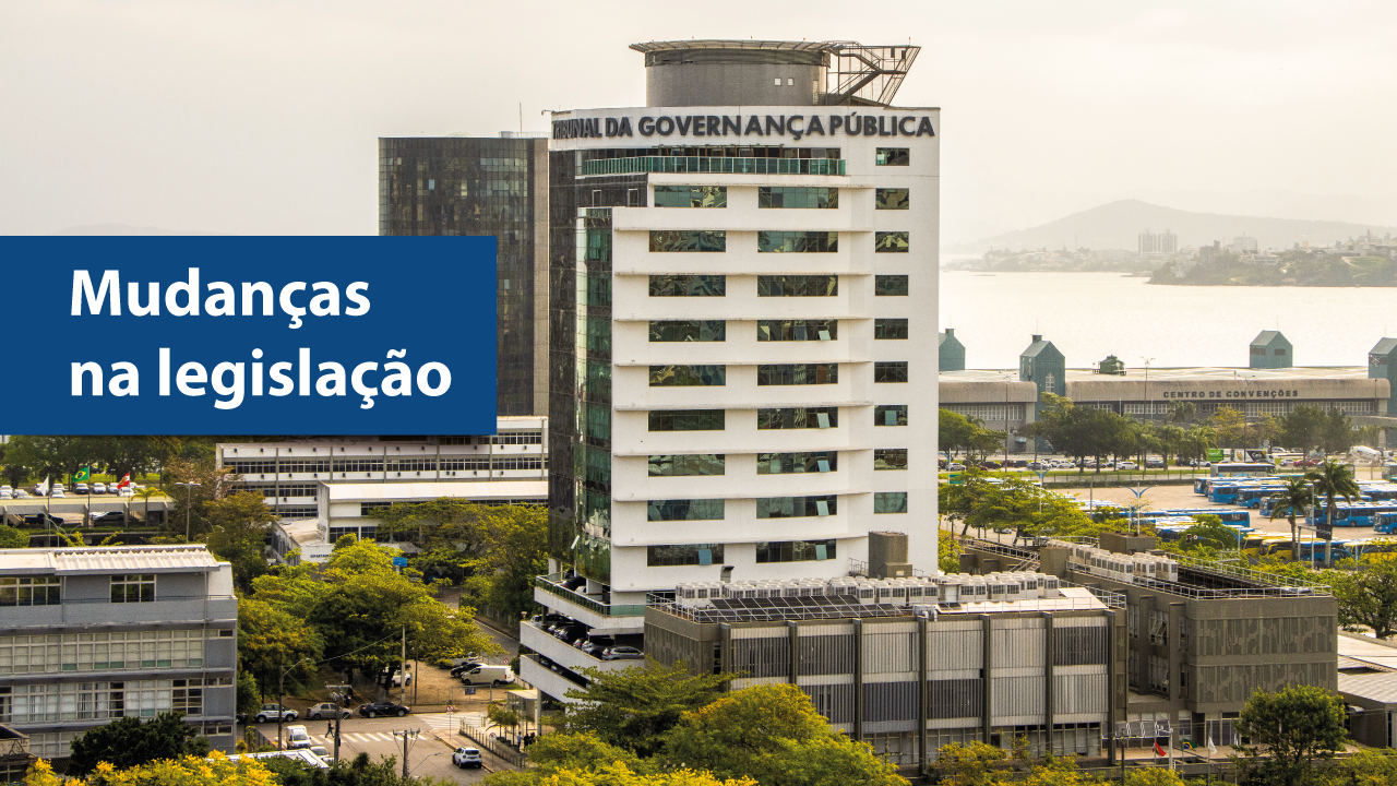 Banner horizontal com foto aérea do TCE/SC, um prédio de vidro espelhado com a fachada "Tribunal da Governança Pública". Em volta, há vegetação, e, ao fundo, o mar. Na lateral esquerda, em tarja azul, o texto "Mudanças na legislação". 