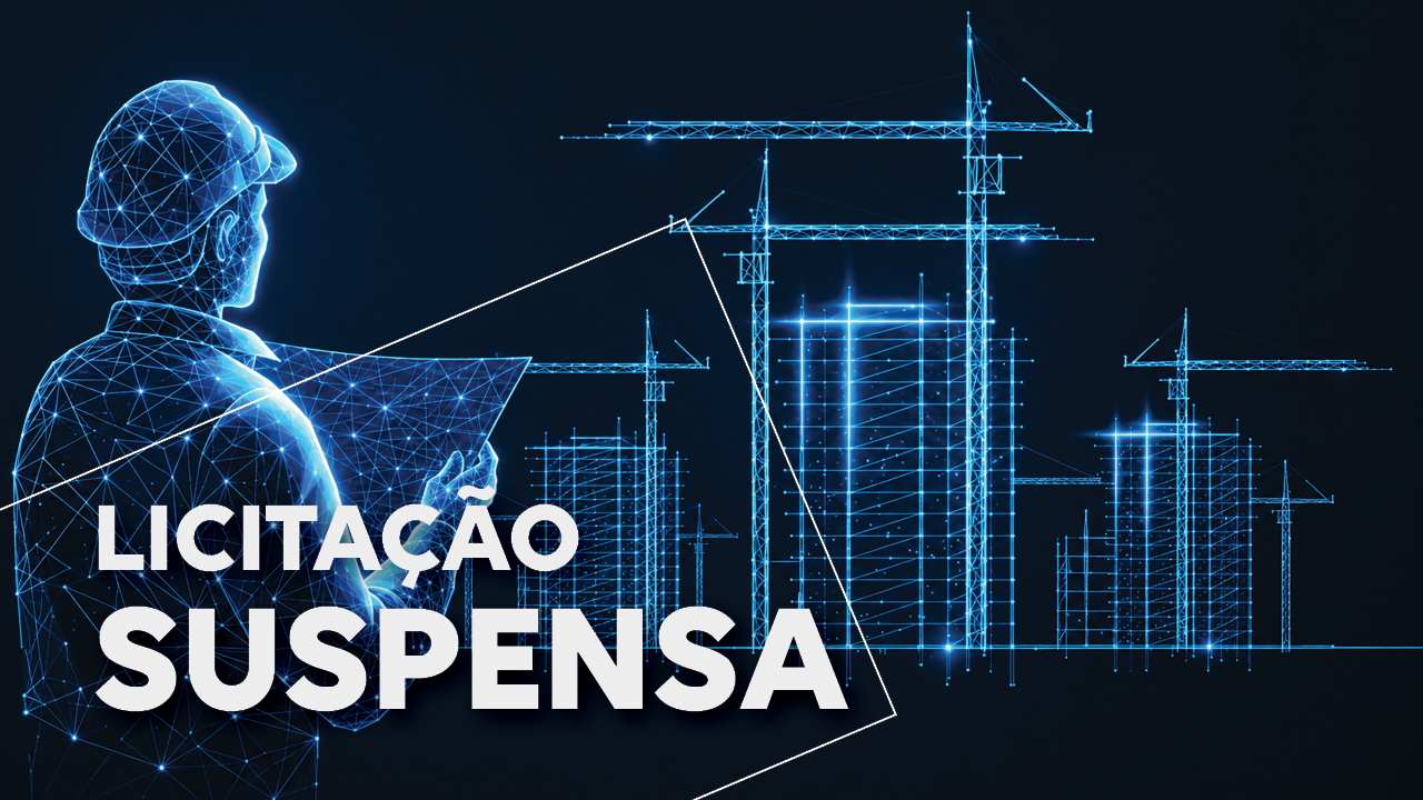 Banner horizontal com ilustração digital em tons de azul escuro. À esquerda, aparece a silhueta de um profissional da construção civil usando capacete e segurando uma prancheta. Ao fundo, há estruturas de prédios e guindastes representados por linhas luminosas, em estilo tecnológico. Sobre a imagem, em destaque, está o texto: “Licitação suspensa”. 