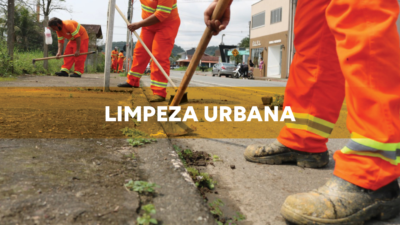 A imagem traz três homens trabalhando na limpeza de rua portando vassouras e destacando suas pernas. Eles vestem calças laranjas com sapatos de borracha pretos. No centro da imagem está escrito Limpeza Urbana