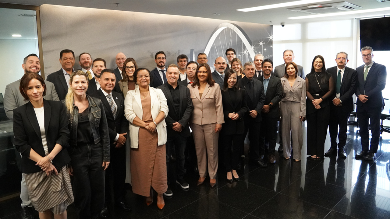 Banner horizontal com foto de um grupo de pessoas reunidas em um ambiente interno. Os participantes estão distribuídos em várias fileiras, a maioria vestindo trajes sociais. Entre os presentes está o auditor fiscal de Controle Externo do TCE/SC Renato Costa. 
