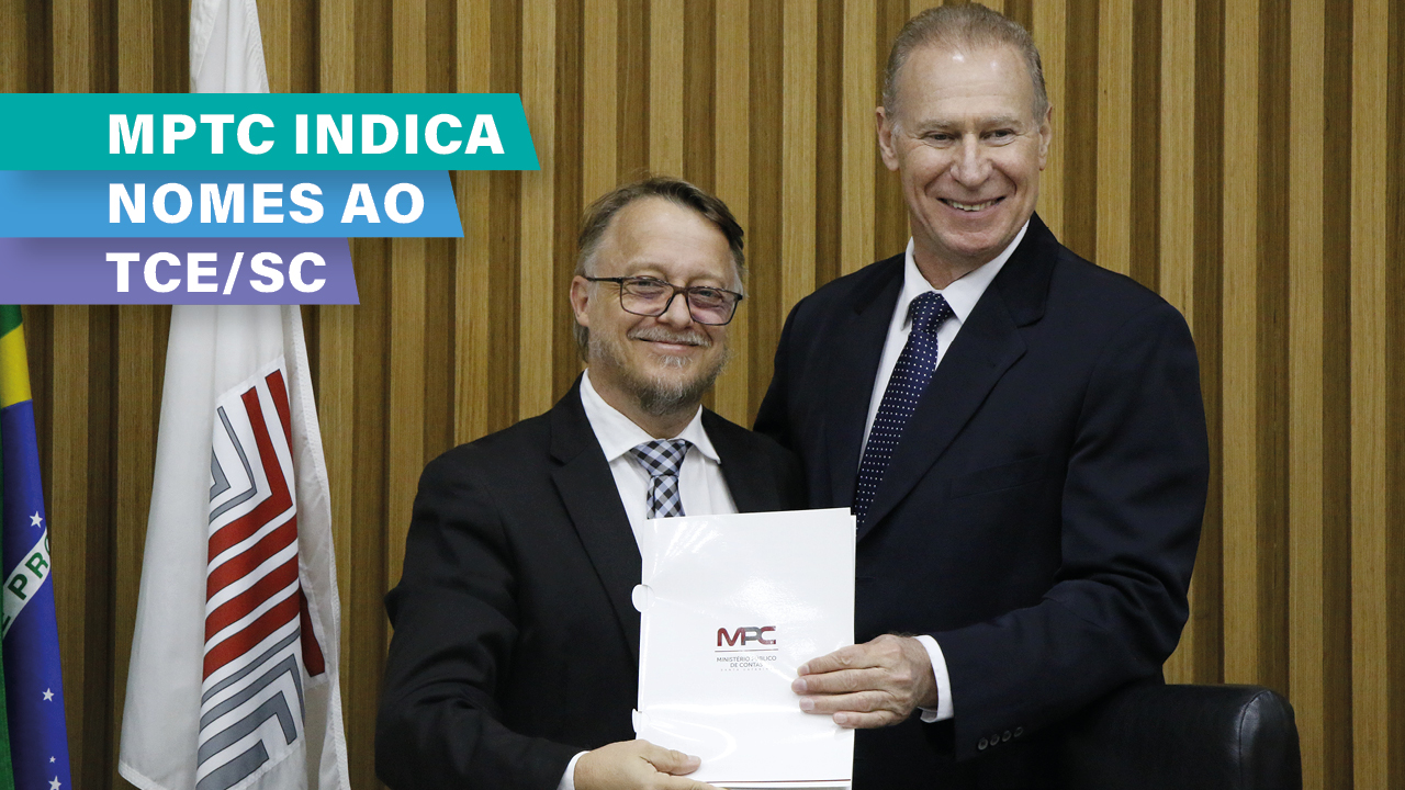 Foto do plenário em que aparecem o presidente Herneus De Nadal e o procurador-geral do MPTC, Diogo Riengenberg, que está entregando documento ao presidente. Ao fundo, à esquerda, aparece as bandeiras do Brasil e do TCE/SC. No canto superior esquerdo, o título "MPTC indica nomes ao TCE/SC, em três linhas, em retângulos nas cores verde, azul e roxo.