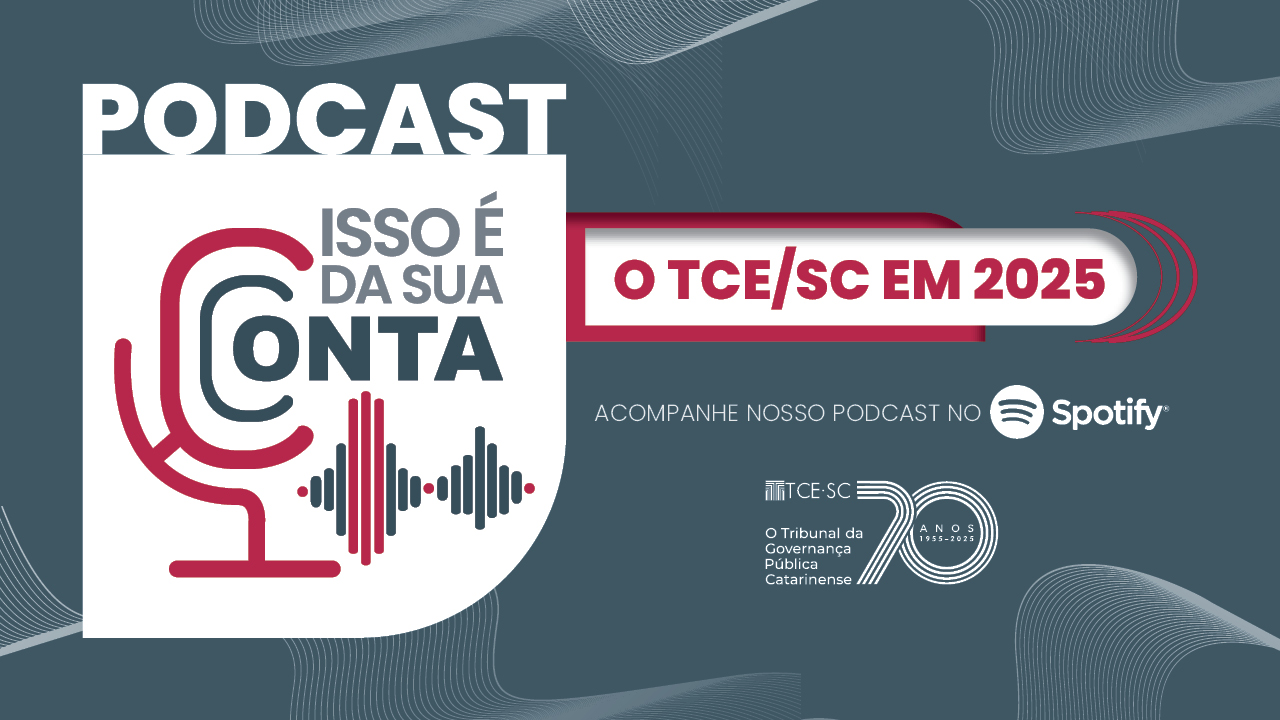 Banner horizontal com fundo cinza. À esquerda, logo do Podcast Isso É da Sua Conta, composto pelo nome e pelo desenho de um microfone com ondas sonoras. Ao centro, o título “O TCE/SC em 2025”. Abaixo, “Acompanhe nosso podcast no Spotify” é selo comemorativo aos 70 anos do TCE/SC.