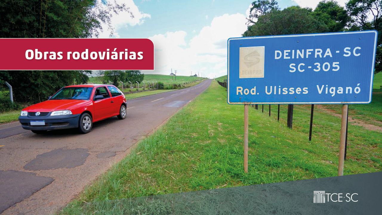 Imagem mostra um carro vermelho à esquerda em uma rodovia. Acima há a expressão Obras Rodoviárias. À direita, há uma placa azul que identifica o local, que é a SC 305, no Oeste do Estado. 