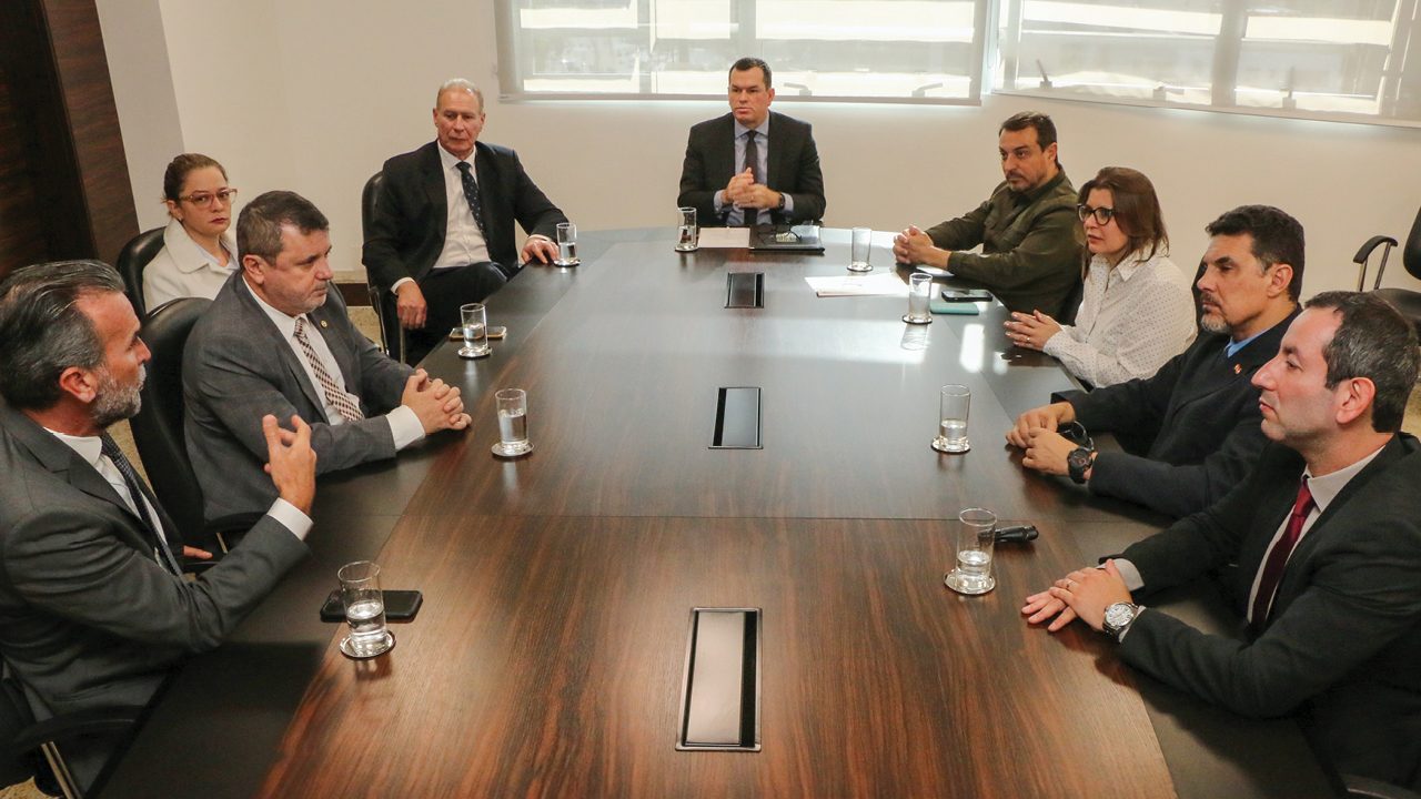 Foto registra conversa entre os participantes da reunião sobre PPP para complexe hospitalar