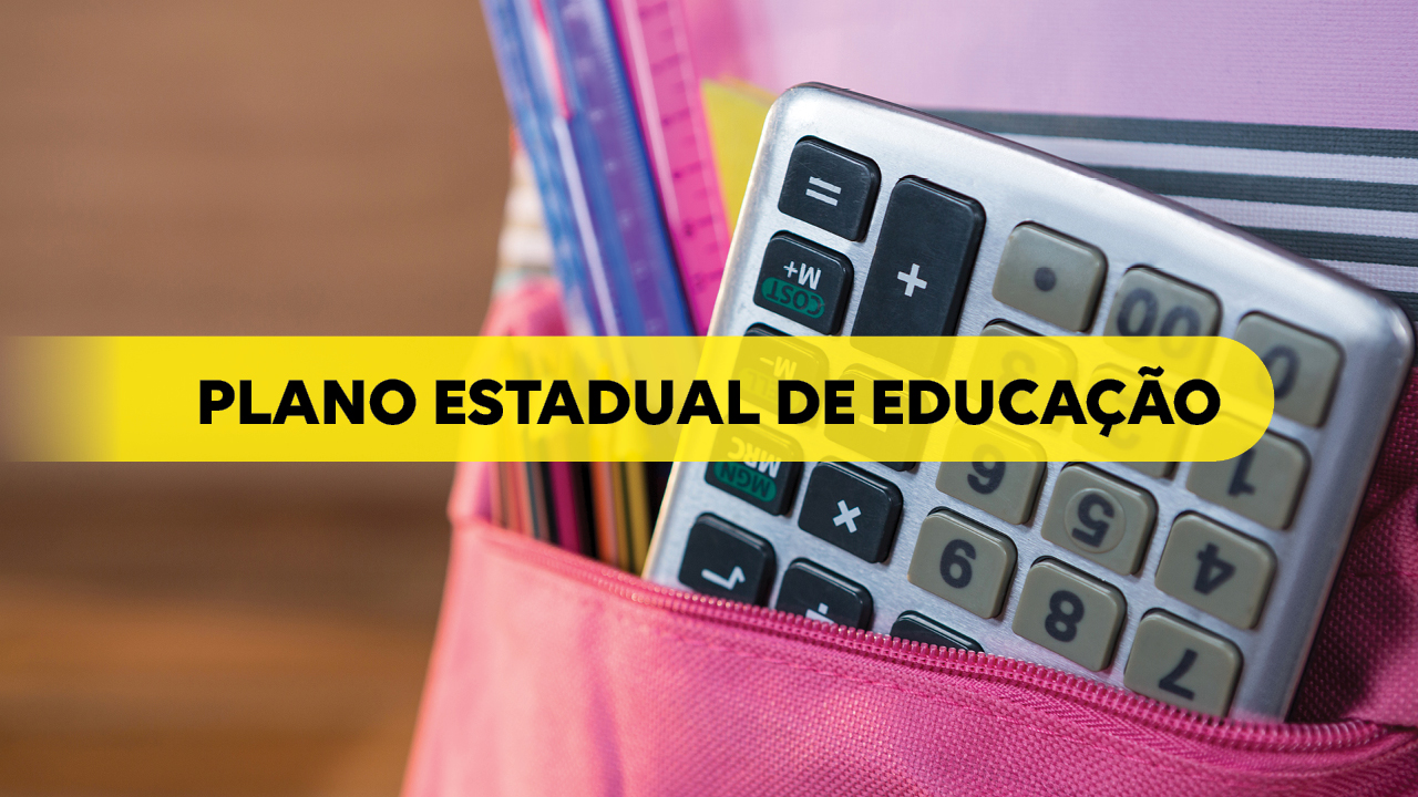 Banner horizontal com faixa amarela central contendo o texto “Plano Estadual de Educação”, sobre fundo com foto de materiais escolares, incluindo uma calculadora parcialmente visível dentro de um estojo rosa e cadernos coloridos ao fundo. 