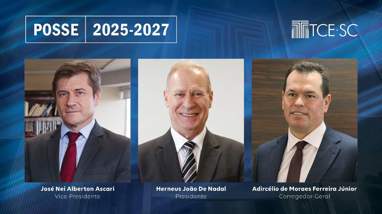 Banner horizontal com fundo em tons de azul-escuro. Na borda superior, o texto "Posse 2025-2027" e o logo do TCE/SC. Ao centro, foto dos conselheiros José Nei Ascari, Herneus João De Nadal e Adircélio de Moraes Ferreira Júnior. Abaixo das fotos, seus nomes e cargos. Respectivamente: vice-presidente, presidente e corregedor-geral.