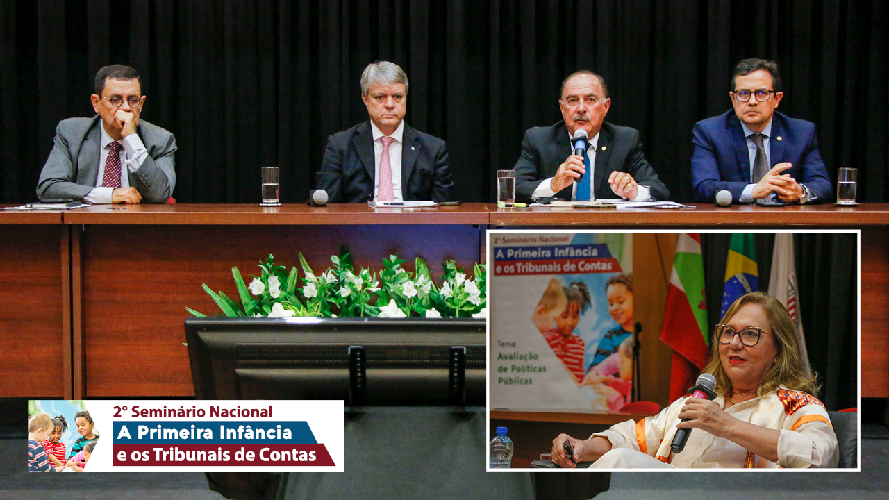 Foto da conferência de abertura do seminário. Sentados à mesa estão Edson José Ferrari, Luiz Antônio Guaraná, Zacharias Calil e Edilberto Carlos Pontes Lima. Em uma foto destacada no canto inferior direito, está a professora Márcia Machado. Ao lado inferior esquerdo, há o texto “2º Seminário Nacional A Primeira Infância e os Tribunais de Contas”, destacado sobre retângulos azul e vermelho e acompanhado da imagem de três crianças. 