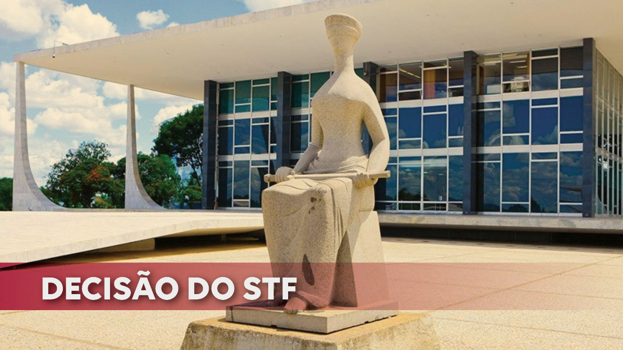 Foto com a fachada do prédio do Supremo Tribunal Federal com a estátua de A Justiça. No canto inferior esquerdo tem uma tarja vermelha onde está escrito em letras brancas "decisão do STF"