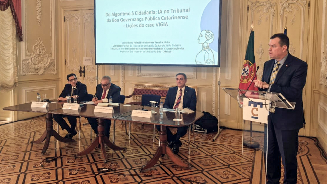 O corregedor-geral do Tribunal de Contas do Estado de Santa Catarina (TCE/SC) e vice-presidente de Relações Internacionais da Associação dos Membros dos Tribunais de Contas do Brasil (Atricon), conselheiro Adircélio de Moraes Ferreira Júnior, apresentou o tema “Do algoritmo à cidadania: IA no Tribunal da Boa Governança Pública Catarinense — lições do case VigIA” no IX Seminário Ibero-Americano de Direito e Controlo, em Lisboa (Portugal).   Com o tema “O Estado, o Controle, a Cidadania, o Algoritmo e a Intel