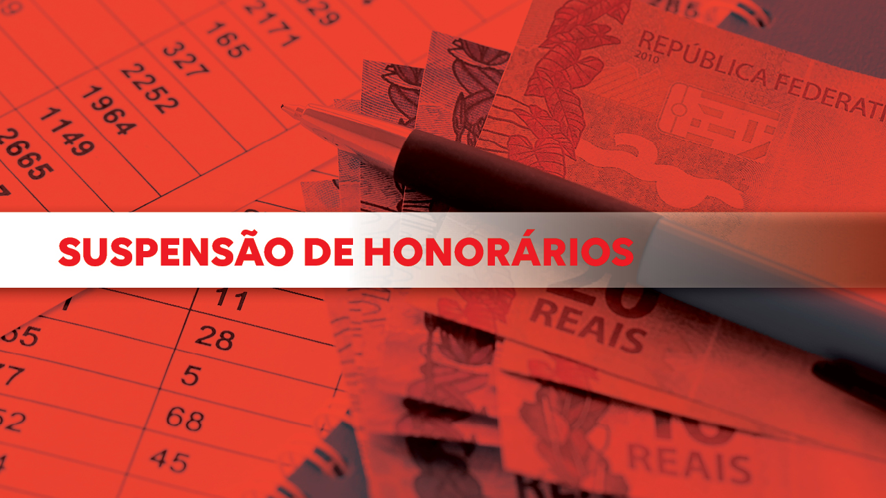 Banner horizontal com foto com predominância da cor vermelha mostrando cédulas de real, uma caneta e uma planilha com números ao fundo. No centro da imagem, uma faixa branca horizontal destaca o texto “Suspensão de honorários” em letras vermelhas. 