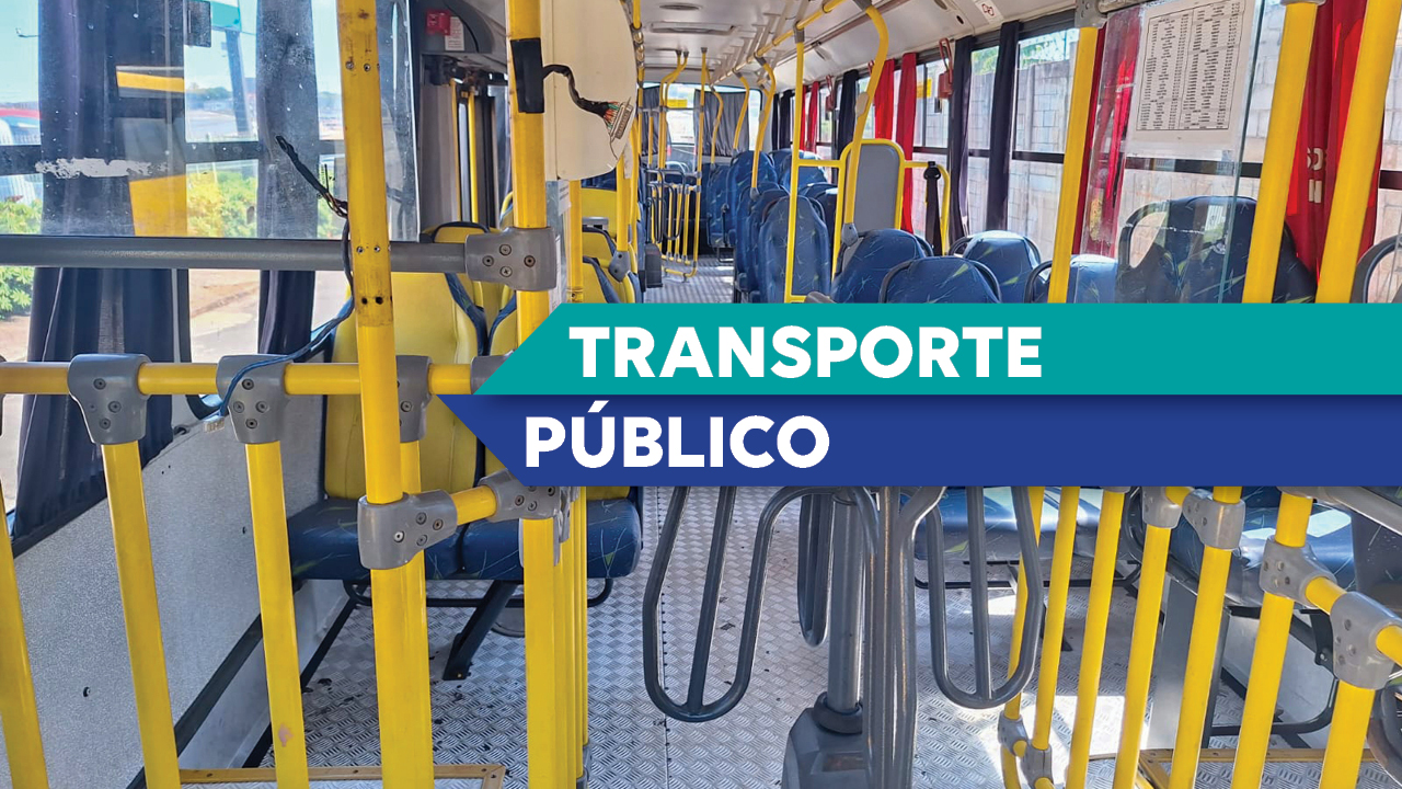 Banner horizontal com foto do interior de um ônibus coletivo. A imagem mostra corredores, assentos azuis e barras de apoio amarelas distribuídas ao longo do veículo, sem passageiros. Sobre a foto, há faixas em tons de azul e verde com o texto "Transporte público".