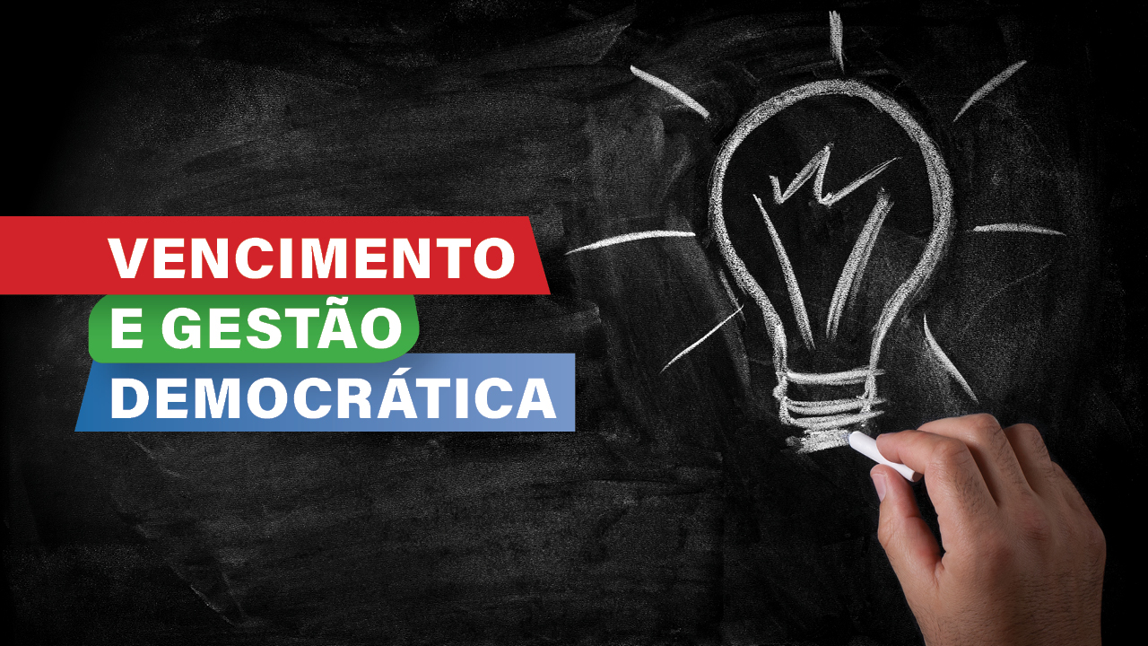 Banner horizontal com fundo preto. Sobre o fundo, no canto esquerdo, o texto “Vencimento e gestão democrática”, sobre tarjas nas cores vermelha, verde e azul, e, no canto direito, uma lâmpada sendo desenhada por uma mão. 