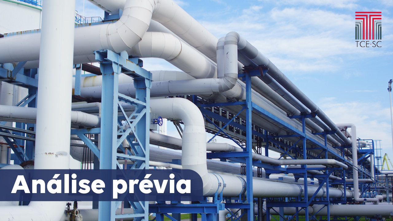 Banner horizontal com imagem de uma estação de tratamento de água, com vários encanamentos. No canto inferior esquerdo, o título “Análise prévia”, destacado sobre tarja azul. No canto superior direito, o logo do TCE/SC. 