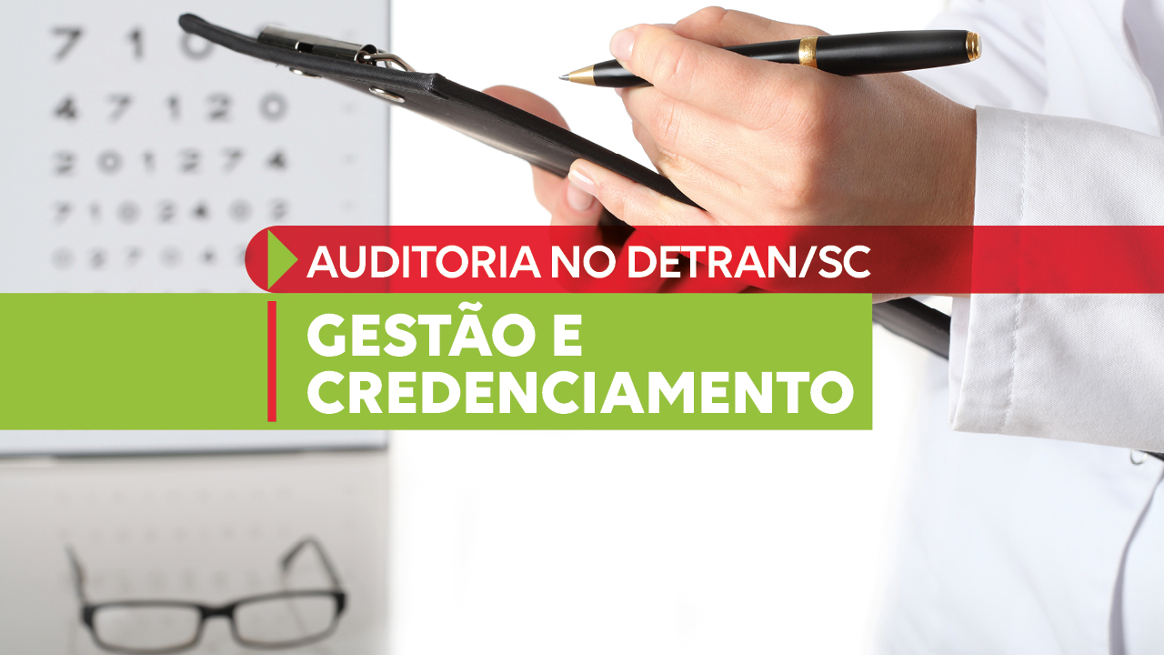 Banner horizontal com foto de um profissional de saúde segurando uma prancheta e uma caneta, com uma tabela de exame de vista desfocada ao fundo. Sobre a imagem, há duas faixas: a superior, em vermelho, com o texto “Auditoria no Detran/SC”, e a inferior, em verde, com o texto “Gestão e Credenciamento”.