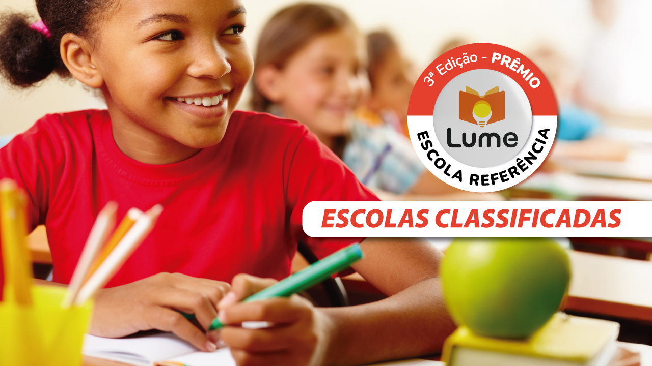 Banner horizontal com fundo laranja e branco. À esquerda, imagem de uma menina negra, que usa roupa vermelha, escrevendo em um caderno. Ela usa lápis verde. Está sorrindo e olhando para a direita. À direita do banner, logo da terceira edição do Prêmio Lume: Escola Referência, composto pela inscrição e pelo ícone de um livro aberto e uma lâmpada, dentro de um círculo. Abaixo do logo, está escrito Escolas Classificadas