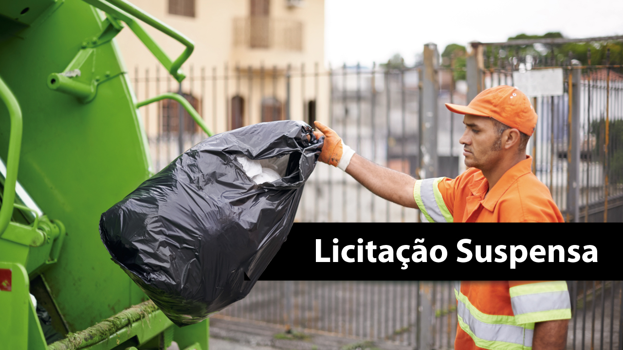 Banner horizontal com imagem de um homem de uniforme fazendo a coleta de lixo. No canto inferior direito está escrito em letras brancas sore fundo preto "Licitação suspensa".