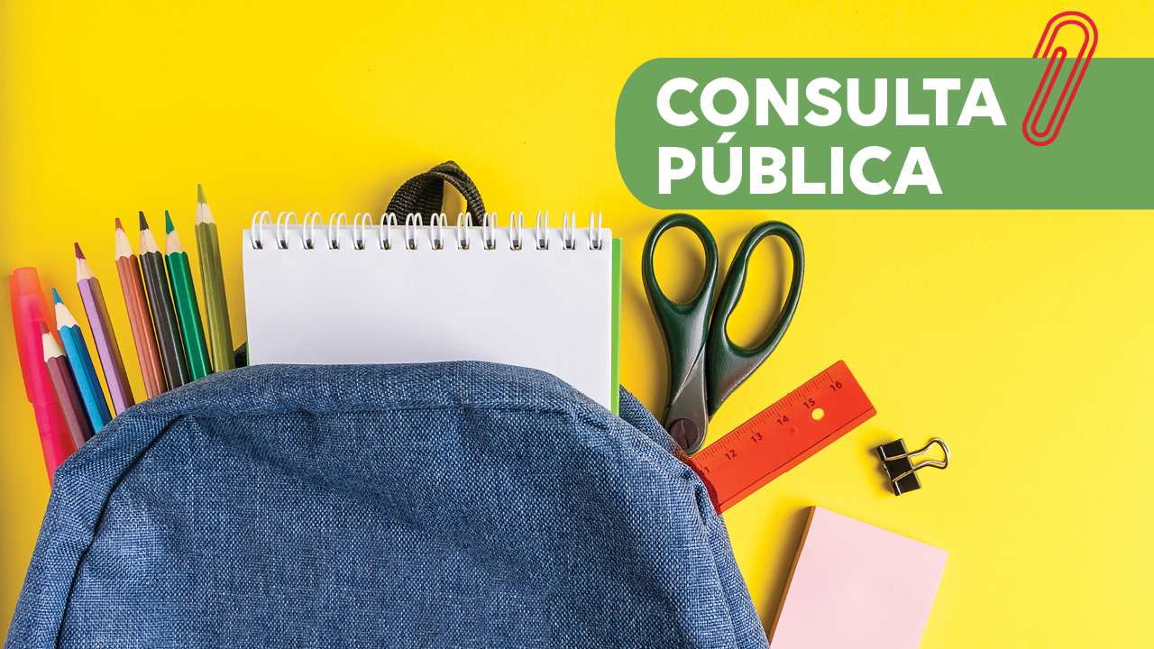 Banner horizonta, com fundo amarelo e imagem de uma mochila azul. Da mochila saem materiais escolares, como lápis, caderno, tesoura e régua. No alta, sobre uma faixa verde e em letras brancas está escrito "Consulta publica".