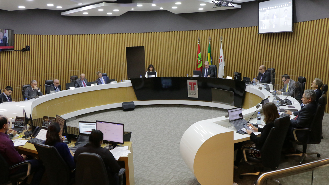 Foto do Pleno do TCE/SC durante sessão. 