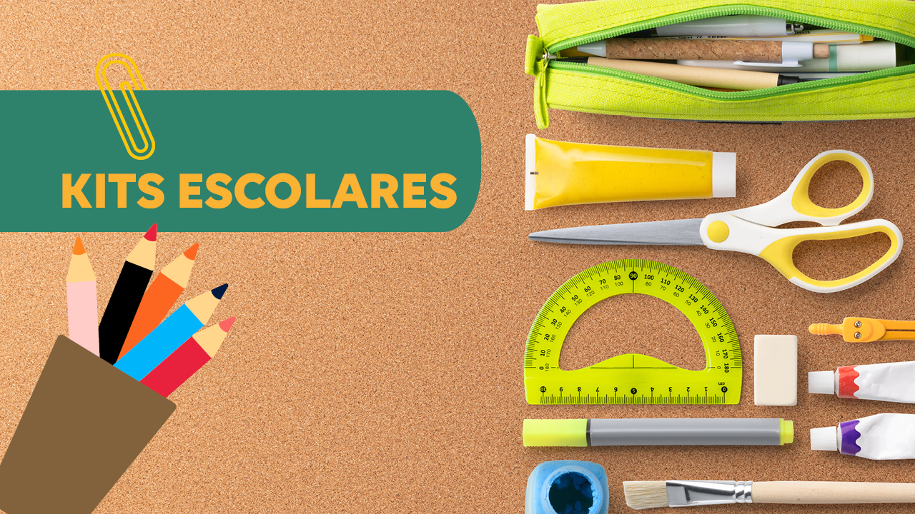 Banner horizontal. Ao fundo, há a imagem de uma mesa bege, vista de cima, com estojo, tesoura, régua, pincel e outros instrumentos escolares dispostos um ao lado do outro, à direita da foto. À esquerda, sobre retângulo verde, o texto “Kits escolares”. Abaixo, no canto inferior esquerdo, desenho de um porta-lápis com cinco lápis coloridos. 