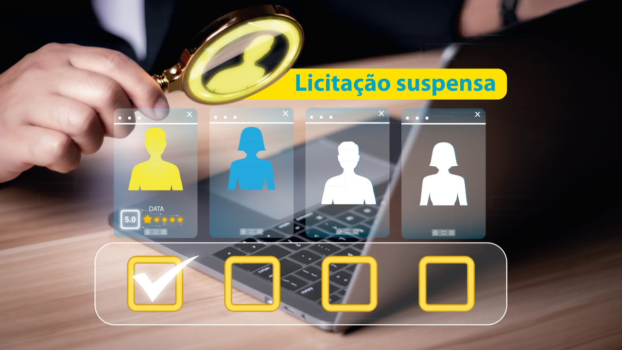 Banner horizontal com fundo em tons escuros, retratando uma mesa com notebook ao centro. Em primeiro plano, aparece uma mão segurando uma lupa direcionada à tela, sobreposta por elementos gráficos que simulam perfis de candidatos e campos de seleção. Na parte superior direita, há um box amarelo com o texto “Licitação suspensa” em destaque. 