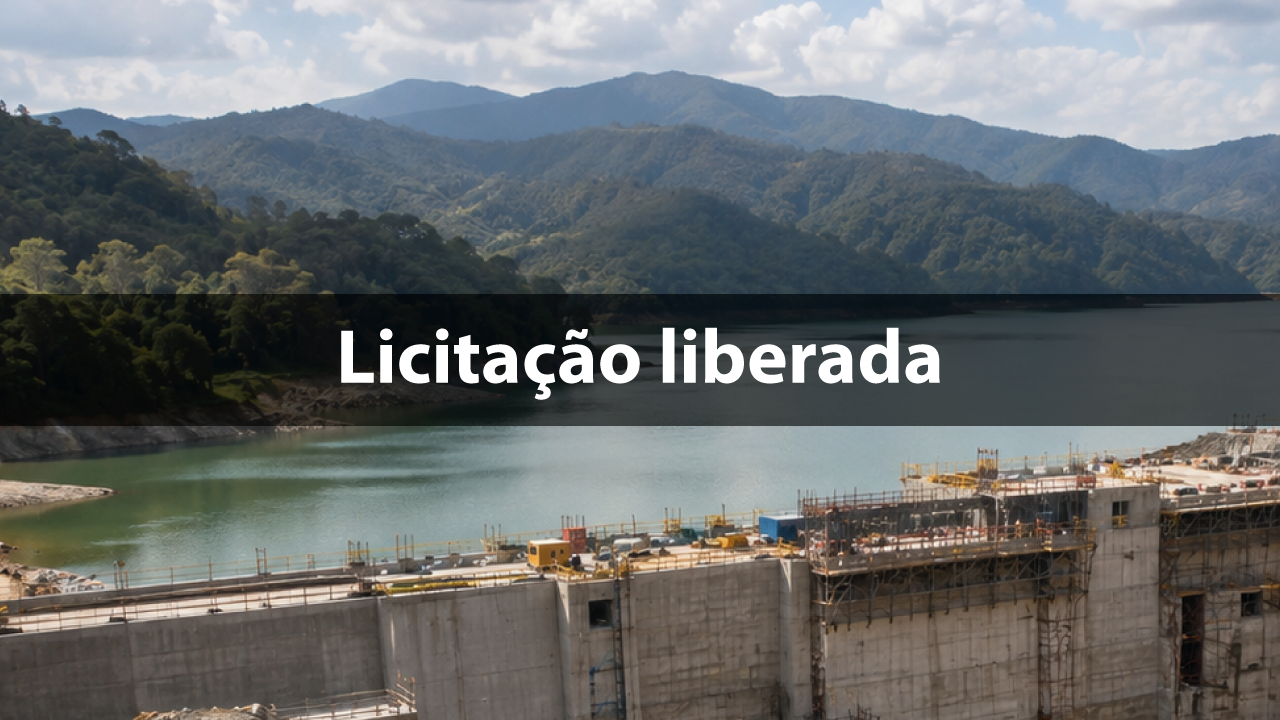 Vista panorâmica de uma barragem em construção, com estrutura de concreto em primeiro plano, reservatório de água ao centro e montanhas cobertas por vegetação ao fundo. Sobre a imagem, aparece o texto: “Licitação liberada”.