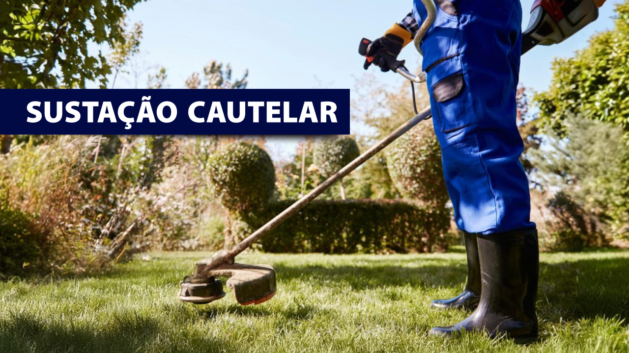 Banner horizontal com foto de uma pessoa roçando uma área com uma máquina. A pessoa veste uniforme azul. A foto está cortada de modo que não é possível ver seu rosto. Na lateral esquerda, sobre tarja azul-escura, o título “Sustação cautelar”. 