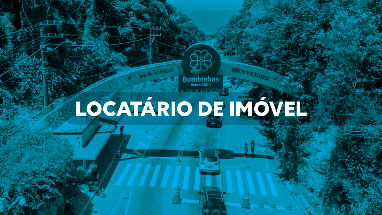 Foto em tons azulados. Imagem mostra um portal na entrada da cidade, com a identificação da cidade de Bombinhas, com uma rodovia passando por entre dele. Ao centro escrito em branco, há a expressão “locatário de imóvel”