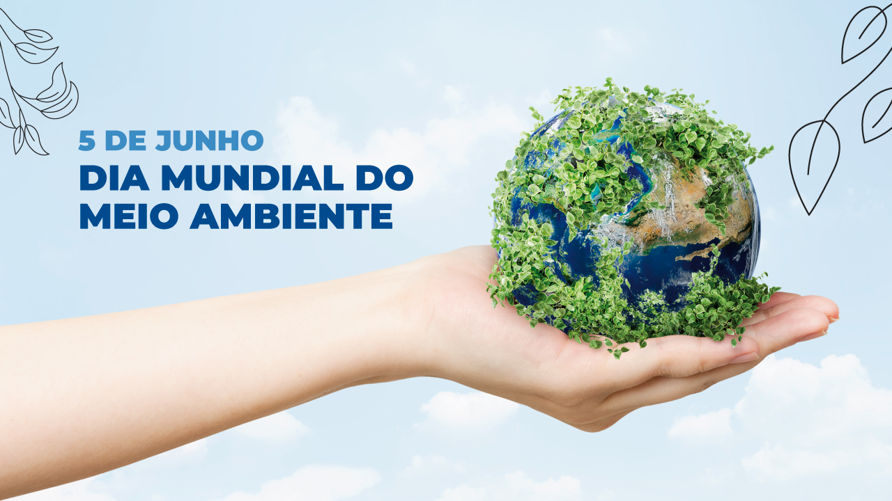 Banner horizontal com fundo que remete para um céu com nuvens. Sobre a imagem, uma mão segurando um globo terrestre coberto por folhas”, no lado direito, e o texto “5 de junho – Dia Mundial do Meio Ambiente”, no lado esquerdo e com fonte em tons de azul. Nas laterais superiores, desenhos de folhas.