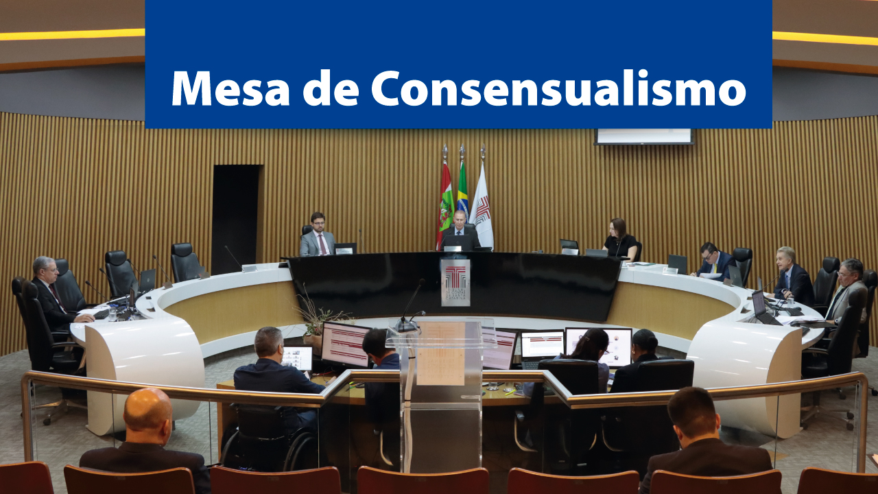 Banner horizontal com foto das autoridades diante da bancada circular do Plenário no TCE/SC. Ao centro, o presidente, conselheiro Herneus De Nadal. Nas laterais, os demais conselheiros. Sobre a foto, em tarja azul, o texto "Mesa de Consensualismo".  