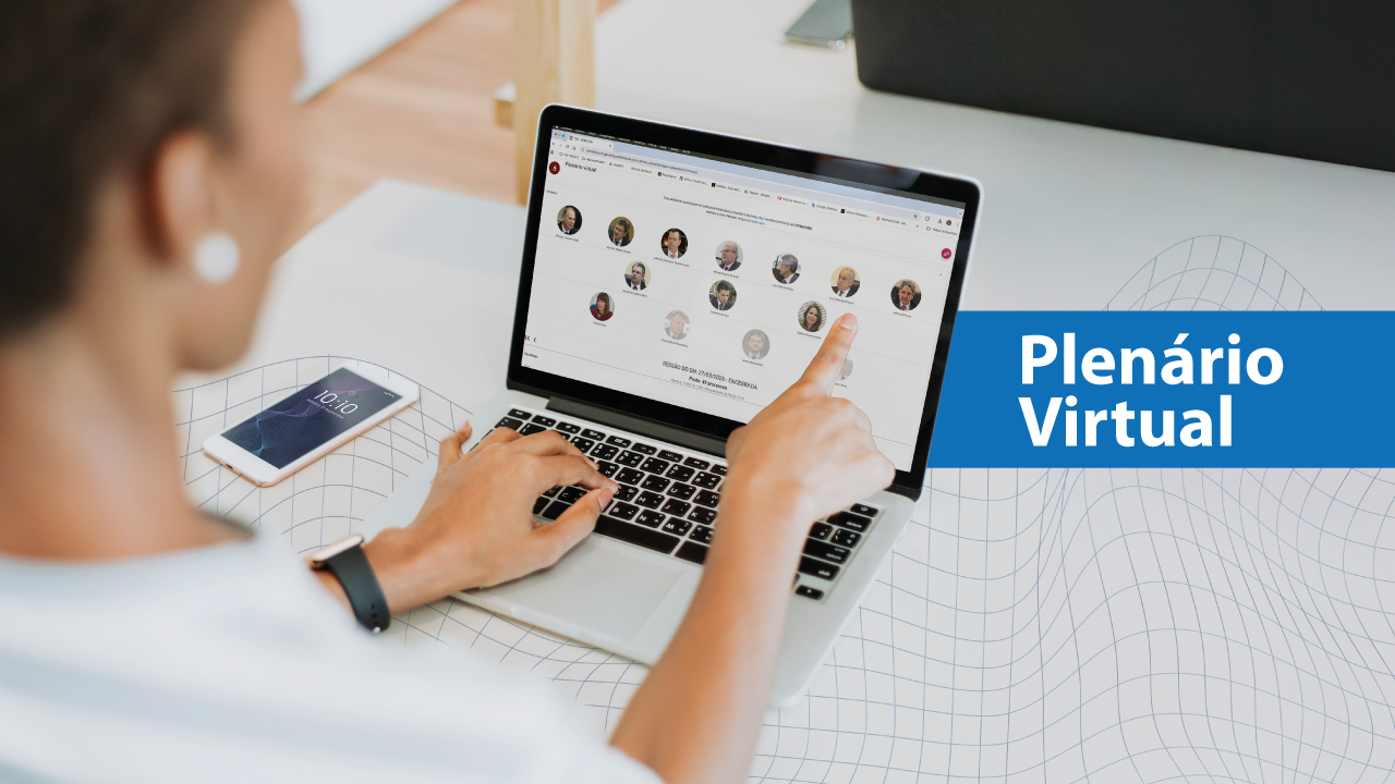 Banner horizontal com foto de pessoa de costas mexendo em um notebook. Na tela do aparelho, o Plenário Virtual do TCE/SC. Sobre a foto, em tarja azul, o texto "Plenário virtual".