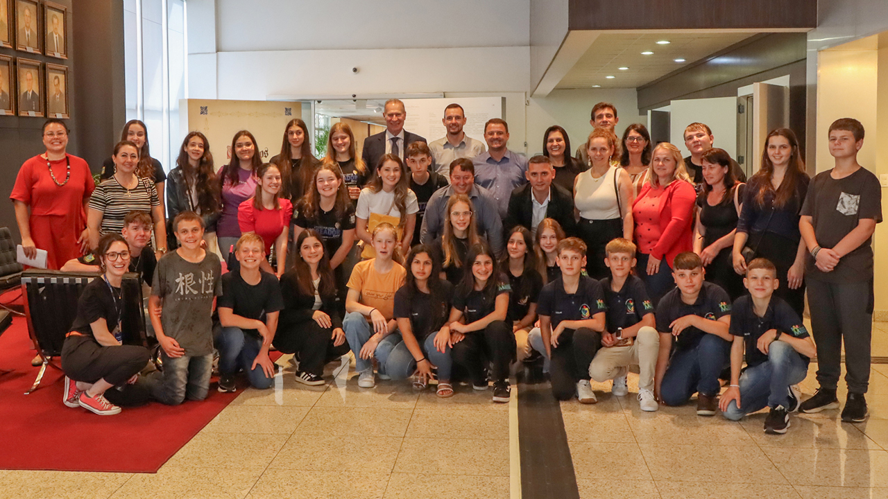 Foto posada dos participantes da visita dos vereadores mirins ao Tribunal de Contas. Entre os presentes, além das crianças e adolescentes, está o presidente Herneus De Nadal. Eles estão no hall do TCE/SC.