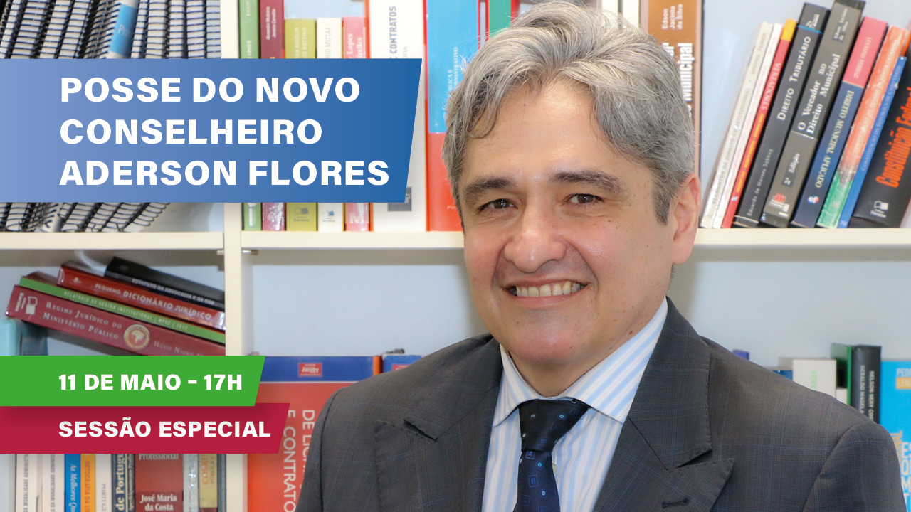 Foto do novo conselheiro Aderson Flores, de terno escuro e gravata azul-marinho, na frente de uma estante de livros. Na esquerda, acima, o título "Posse do novo conselheiro Aderson Flores" em retângulo azul, e embaixo, os títulos "11 de maio - 17h" e "sessão especial" em retângulos verde e vermelho