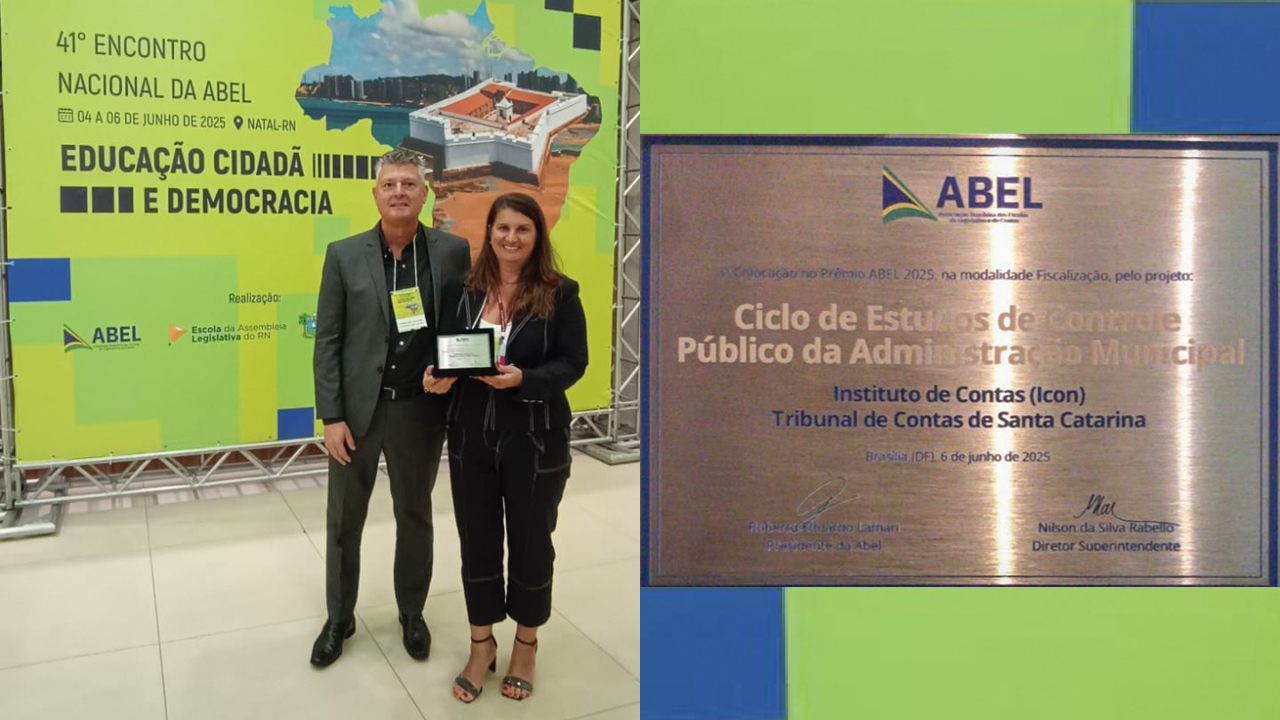 Banner horizontal dividido ao meio. À esquerda, foto dos servidores do TCE/SC Elisete Da Correggio e Gomercindo Carvalho, um ao lado do outro, em frente ao painel do 41º Encontro Nacional da Abel. Eles seguram a placa recebida como premiação. À direita, foto da placa prateada, com o logo da Abel e o título “Ciclo de Estudos de Controle Público da Administração Municipal” e os textos “Instituto de Contas (Icon). Tribunal de Contas de Santa Catarina”. 