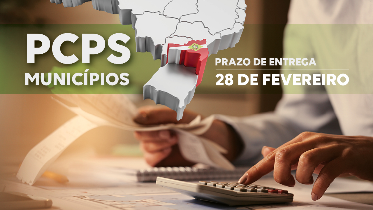 Banner horizontal com foto de uma pessoa mexendo em uma calculadora e segurando papéis. A foto está cortada, de modo que só é possível ver as mãos. Sobre a imagem, na borda superior, uma tarja verde com o texto “PCPs Municípios. Prazo de entrega: 28 de fevereiro”. No meio, desenho de parte do mapa do Brasil com o estado de Santa Catarina colorido nas cores da bandeira e em relevo.