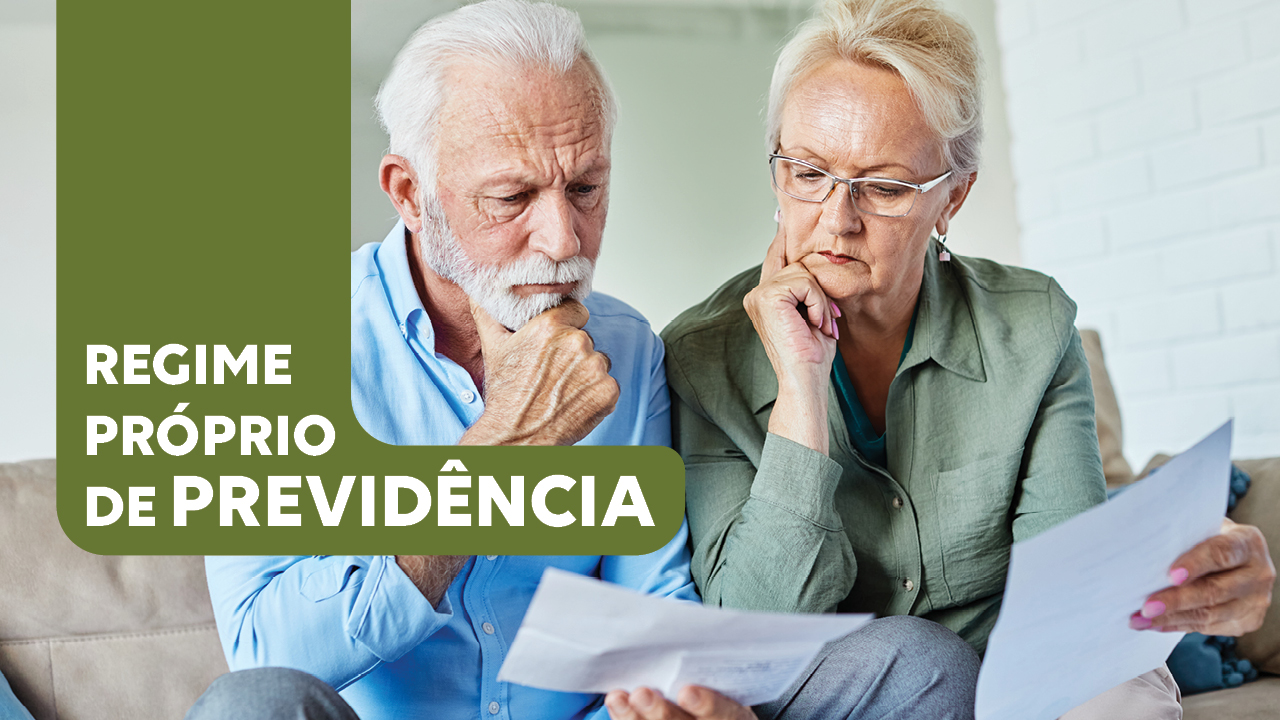 Banner horizontal com foto de um casal de idosos sentado em um sofá, analisando documentos impressos. Ambos tem cabelos brancos e expressão pensativa. Sobre a foto, tarja verde-oliva com o texto "Regime Próprio de Previdência".