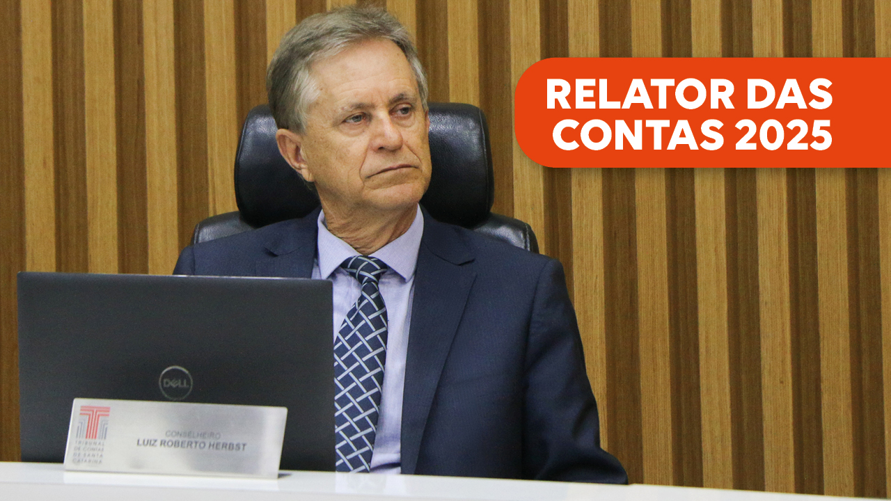 Foto do conselheiro Luiz Roberto Herbst no Pleno do TCE/SC. Ele é um homem branco, de cabelos grisalhos e olhos claros. Está sentado em uma poltrona, olhando para a esquerda. Veste terno azul e gravata azul. Na lateral superior direita, há o título “Relator das Contas de Governo 2025”, em fonte branca e sobre uma tarja vermelha. 