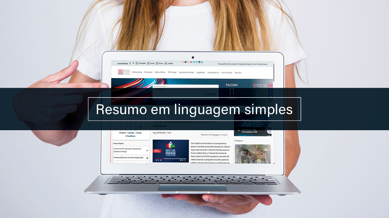 Banner horizontal com foto de uma pessoa segurando um notebook e apontando para a tela, na qual aparece o Portal do TCE/SC. Sobre a foto, tarja azul-marinho horizontal com o texto "Resumo em linguagem simples".