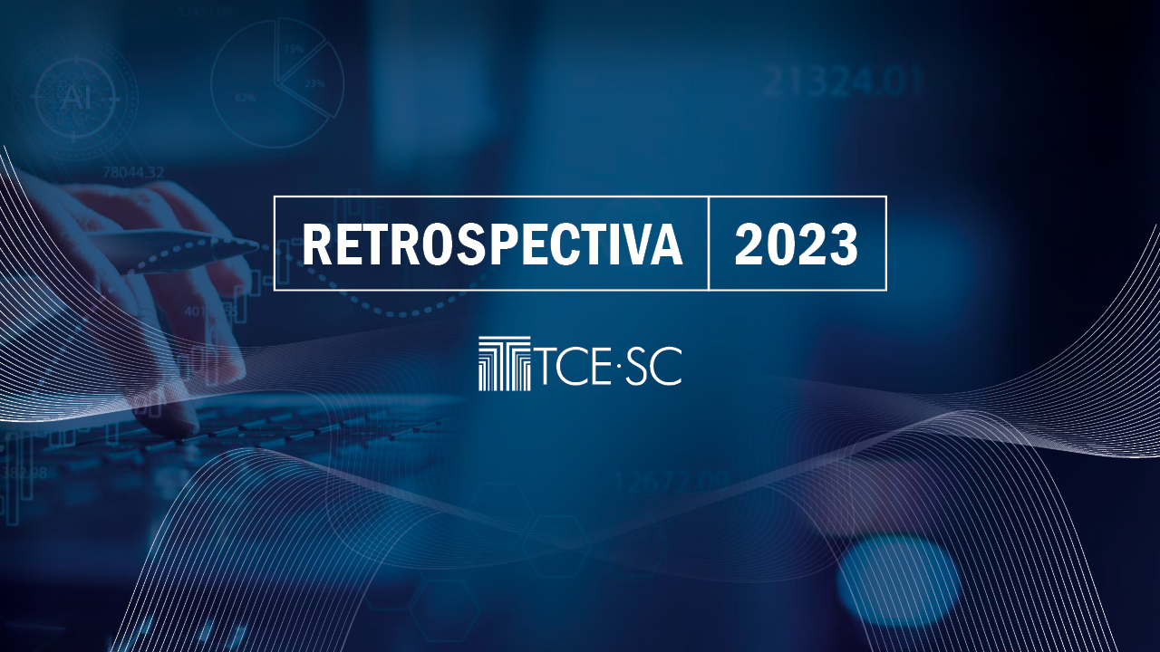 Imagem em tom azul escuro mostra ao fundo mãos em um teclado. No centro, em letras brancas, em destaque, a expressão Retrospectiva 2023. Logo abaixo, também em branco, o logo do TCE/SC