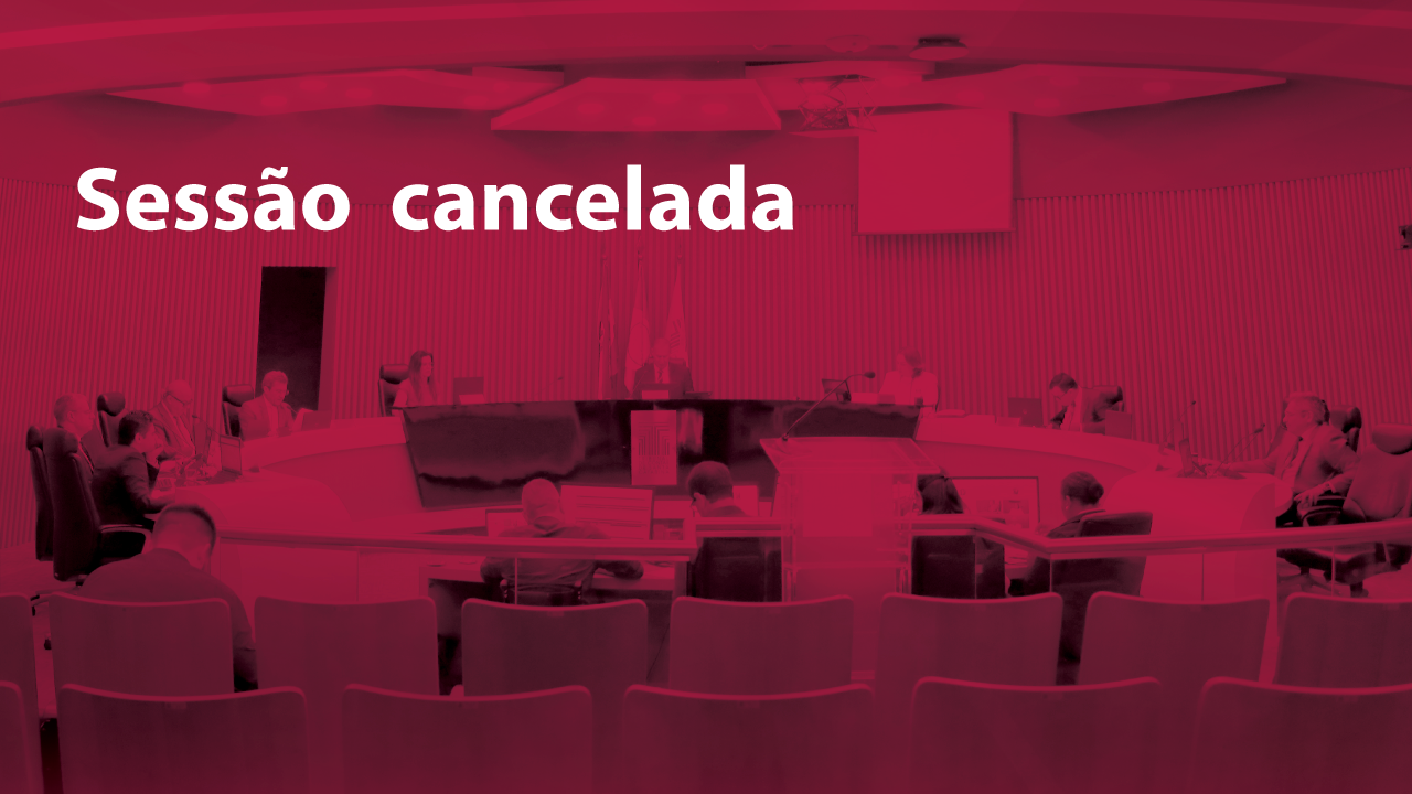 Banner horizontal com foto, com filtro vermelho, do Plenário do TCE/SC. Há a bancada de autoridades, composta pelos conselheiros. Ao centro, o presidente Herneus De Nadal. Sobre a imagem, no canto superior esquerdo, em fonte branca, o texto “Sessão cancelada”. 