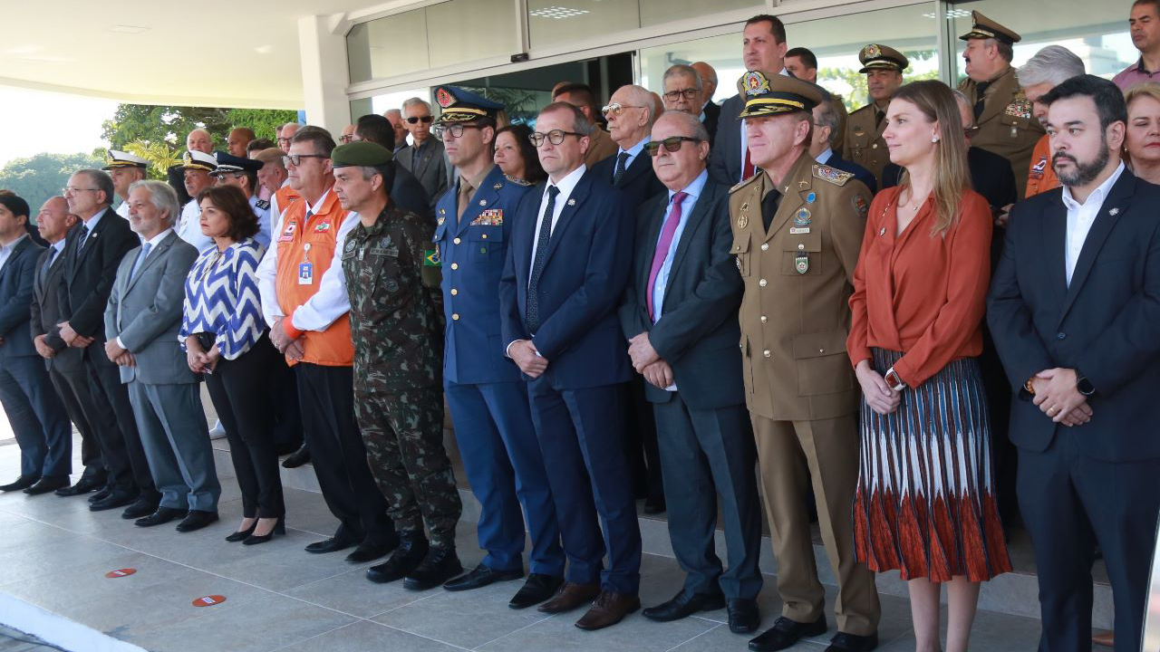 Banner horizontal com a foto de diversas autoridades, que estão em pé, entre elas, o conselheiro Wilson Wan-Dall