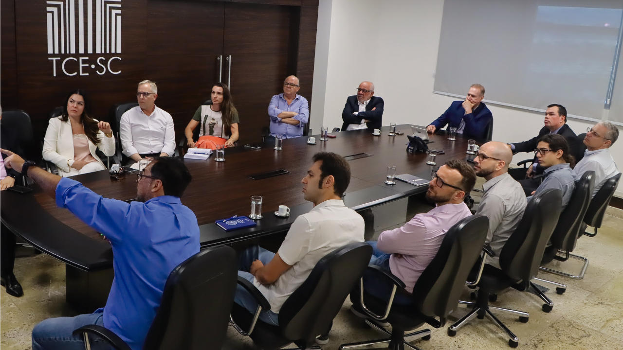 Foto de reunião na qual foi apresentado estudo sobre telessaúde. Na mesa, no lado direito da foto, estão o presidente conselheiro Herneus De Nadal, os conselheiros Dado Cherem, Adircélio de Moraes Ferreira Junior, o conselheiro-substituto Gerson dos Santos Sicca, mais quatro professores da UFSC,todos homens. Do outro lado da mesa, o conselheiro Wan-Dall, o diretor-geral da DGCE, Sideney Tavares Jr, a diretora adjunta da DGCE, Monique Portella