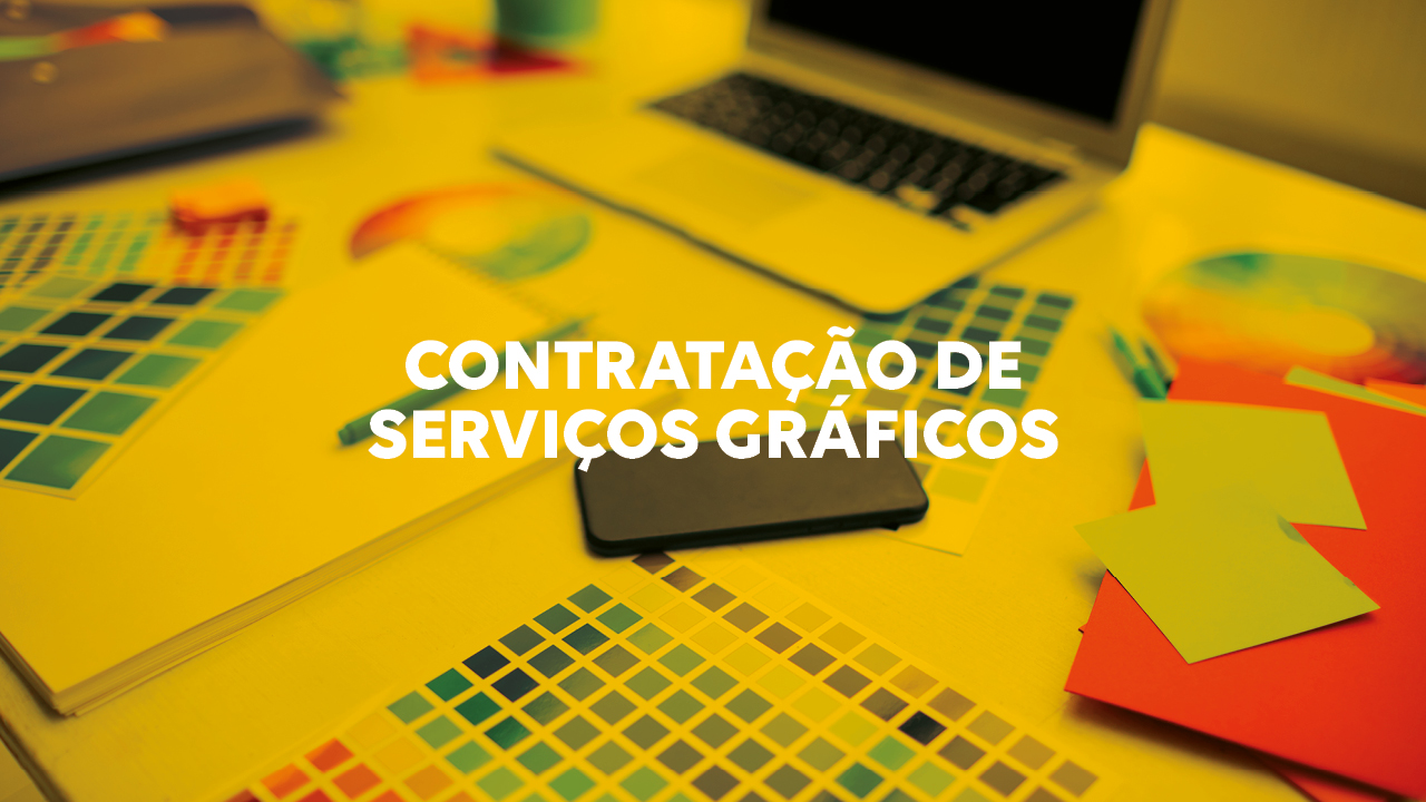 Imagem destaca uma mesa com um computador aberto e material gráfico, com figuras quadradas em diversas cores e um aparelho celular ao centro, compondo um cenário de trabalho. A imagem tem uma tonalidade amarela com as palavras 'contratação de serviços gráficos" em destaque no centro