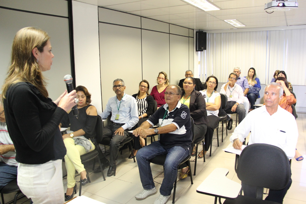 Auditora do TCE/SC Sabrina Nunes Iocken capacita servidores do Tribunal de Contas sergipano para gestão de contratos  