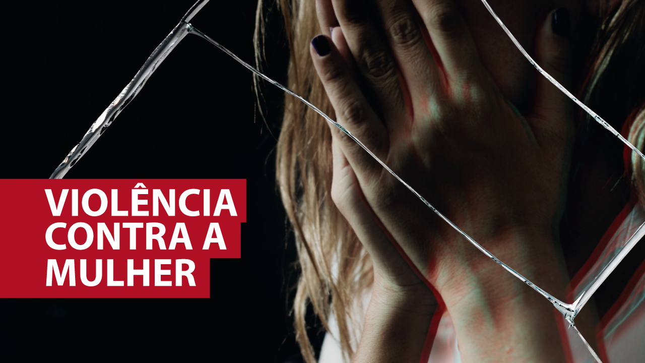 Banner com foto de uma mulher com as mãos no rosto. O fundo é escuro, sobre a foto há um grafismo que remete a vidro quebrado.No canto inferior esquerdo, sob fundo vermelho e em letras brancas está escrito violência contra a mulher.
