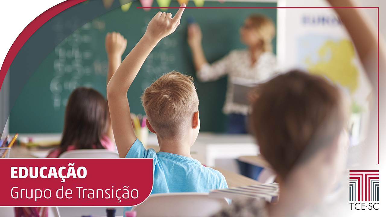 Imagem mostra uma sala de aula com a professora desfocada ao fundo e com crianças levantando a mão para falar. Abaixo, à esquerda, a inscrição “Educação, Grupo de Transição” e à direita a logo do TCE/SC