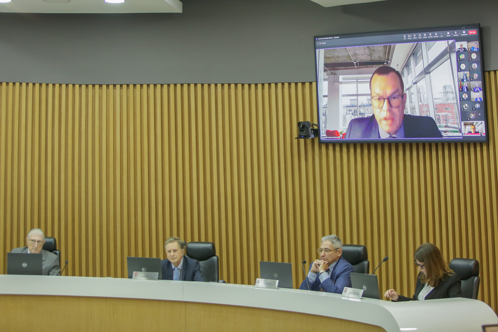 Foto com conselheiros do TCE/SC, entre eles, o corregedor-geral, conselheiro Adircélio de Moraes Ferreira Júnior, que aparece na televisão.