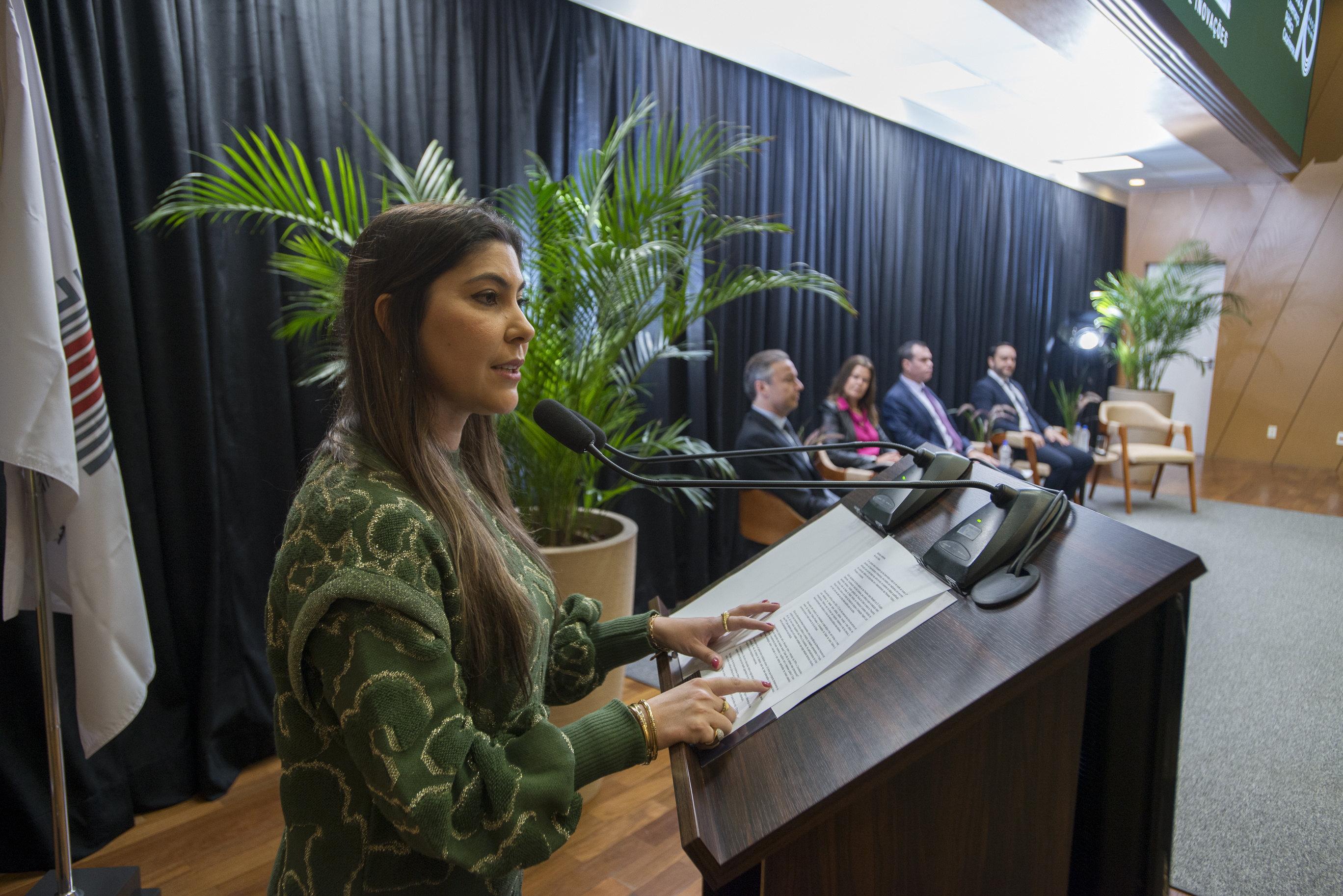 Foto com a presidente da Comissão de Infraestrutura, Parcerias Público-Privadas (PPPs) e Concessões da OAB/SC, Marcela Felício.
