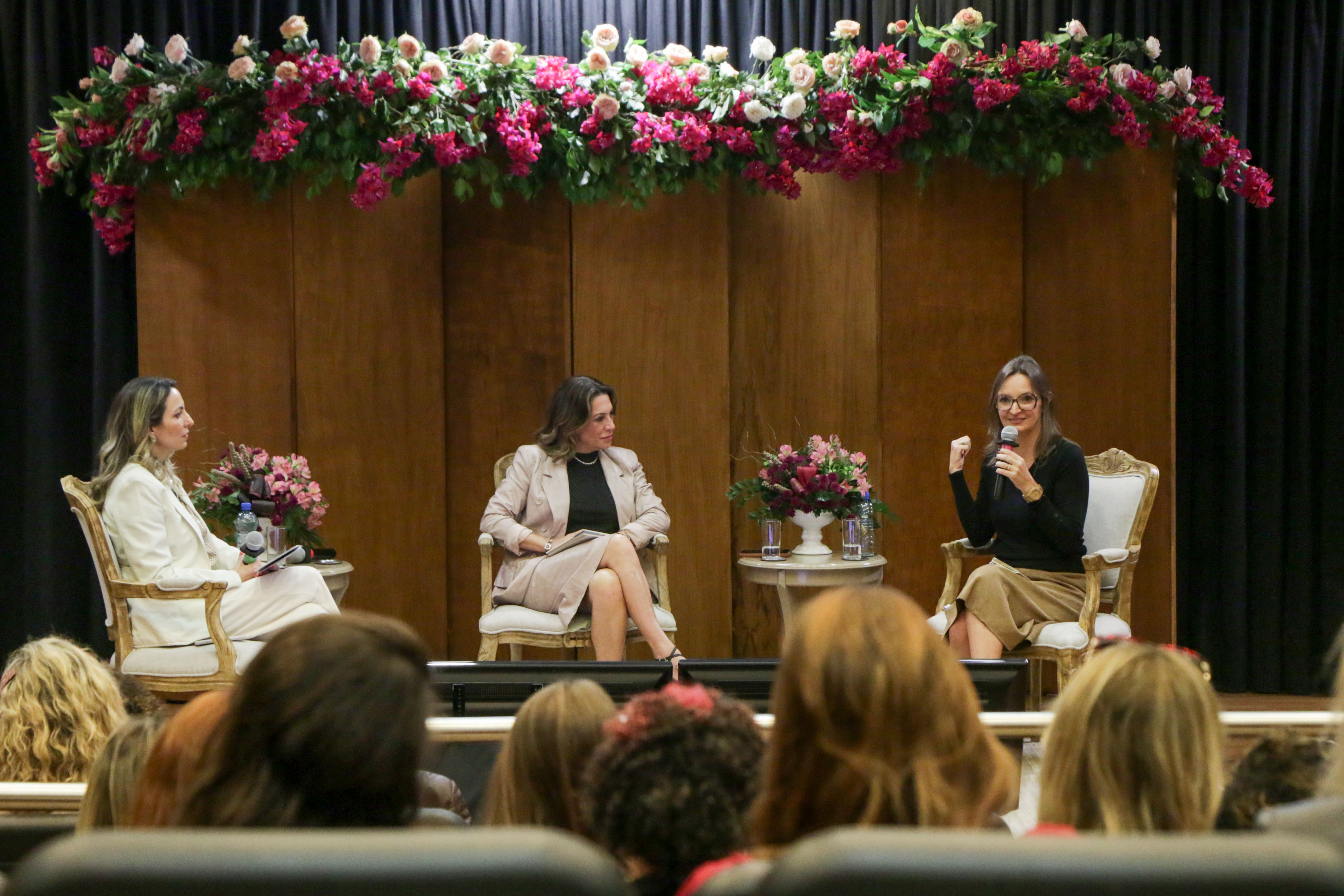 Foto das participantes do painel Violência contra a mulher