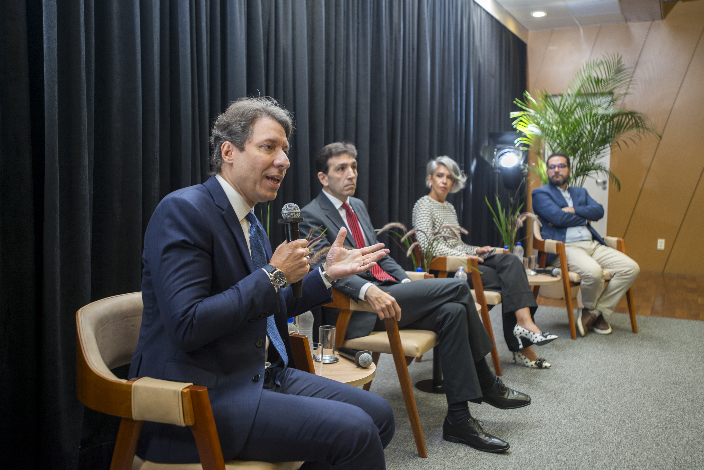 Foto com os participantes da segunda mesa.