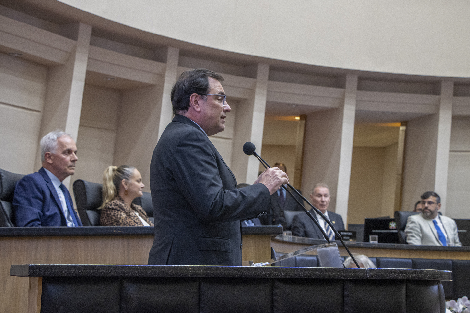 Foto do presidente do TJSC discursando da tribuna.